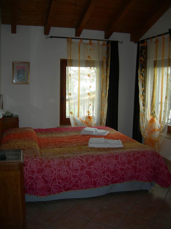 Agriturismo Alle Quattro Stagioni فيرونا الغرفة الصورة